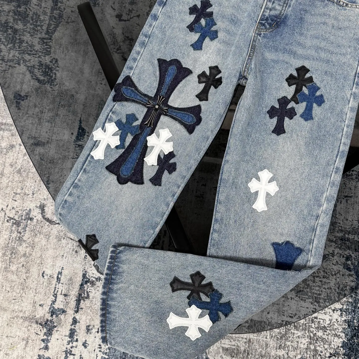 P310 Ch rare co-branded top item Chrome hearts new Chrome heart patchwork patchwork cross stitching micro-flare jeans Top-notch configuration, details are invincible! ! Cleanfit has become very popular in the past two years, and Kroxin’s consistent style is particularly high-end! ! Imported Japanese woven fabric ready-made clothes, genuine leather Crocodile leather labels and waist cloth leather tags are sewn on. The overall process is very cumbersome. The buttons on the trousers fly, rivets, back pockets, and metal decorative plates are all custom-made from molds. After they are finished, they are distressed to create a very effective effect. It has a vintage taste, and has been used by all kinds of big-name European and American celebrities. Kenijima’s cleanfit style has become popular all over the world. Top-grade hardware, pay attention to my detailed photos, the buttons are all detachable, and they are made of 925 engraved silver! ! Match as you like, suitable for both men and women ✔️✔️ Color: Blue Size: S M L XL